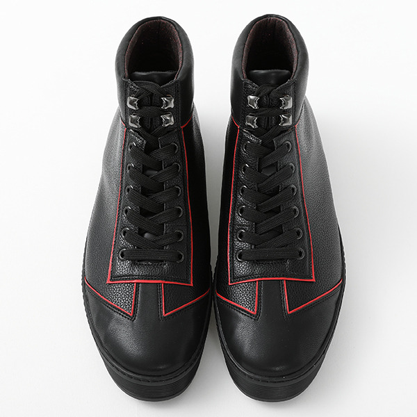 阿良々木暦モデル スニーカー 12,980円(税込)（C）西尾維新／講談社・アニプレックス・シャフト （R）KODANSHA