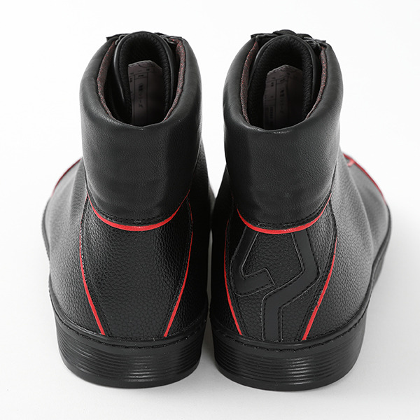 阿良々木暦モデル スニーカー 12,980円(税込)（C）西尾維新／講談社・アニプレックス・シャフト （R）KODANSHA