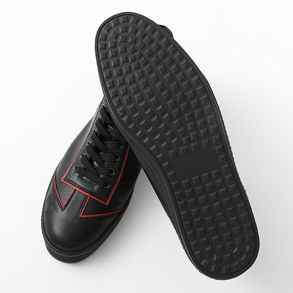 阿良々木暦モデル スニーカー 12,980円(税込)（C）西尾維新／講談社・アニプレックス・シャフト （R）KODANSHA