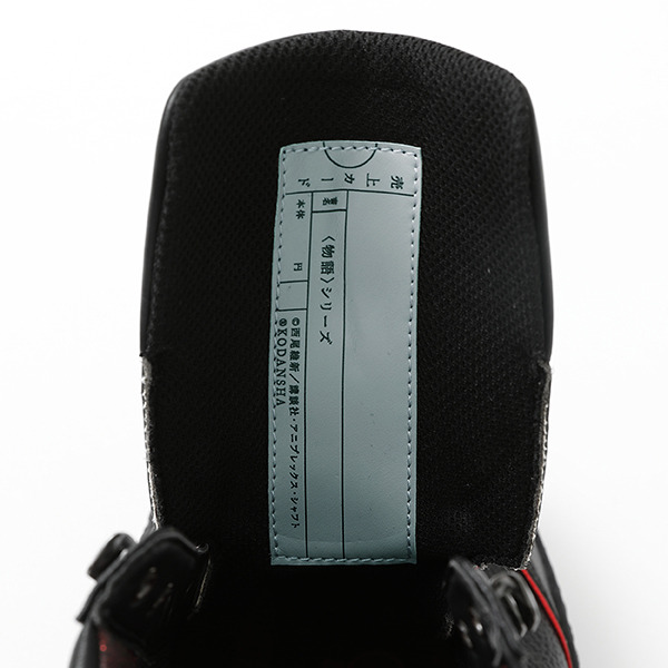 阿良々木暦モデル スニーカー 12,980円(税込)（C）西尾維新／講談社・アニプレックス・シャフト （R）KODANSHA