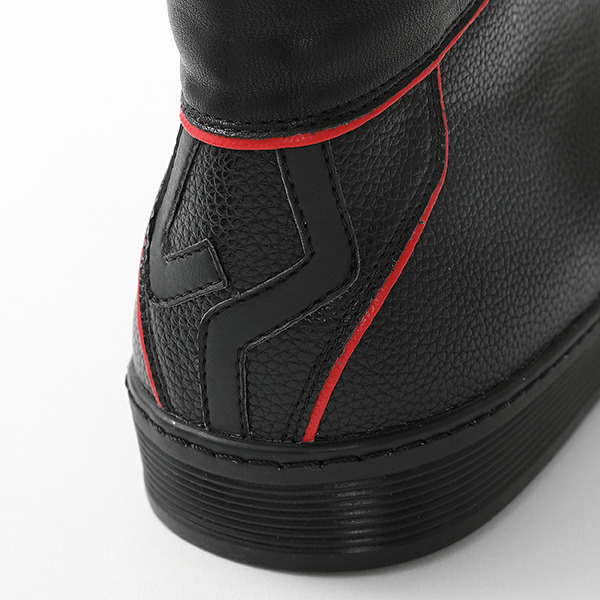 阿良々木暦モデル スニーカー 12,980円(税込)（C）西尾維新／講談社・アニプレックス・シャフト （R）KODANSHA