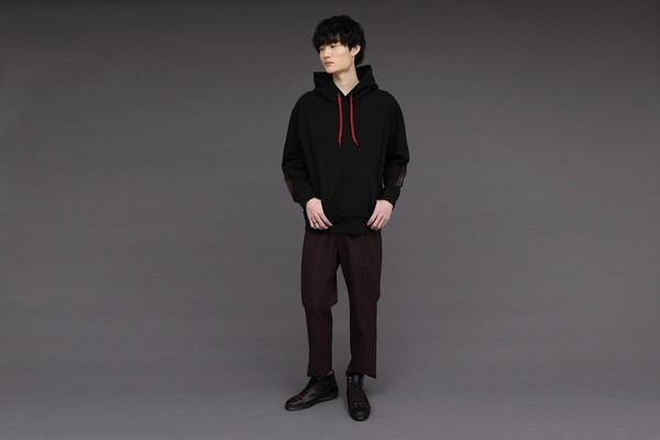 阿良々木暦モデル フーディー 10,780円(税込)（C）西尾維新／講談社・アニプレックス・シャフト （R）KODANSHA