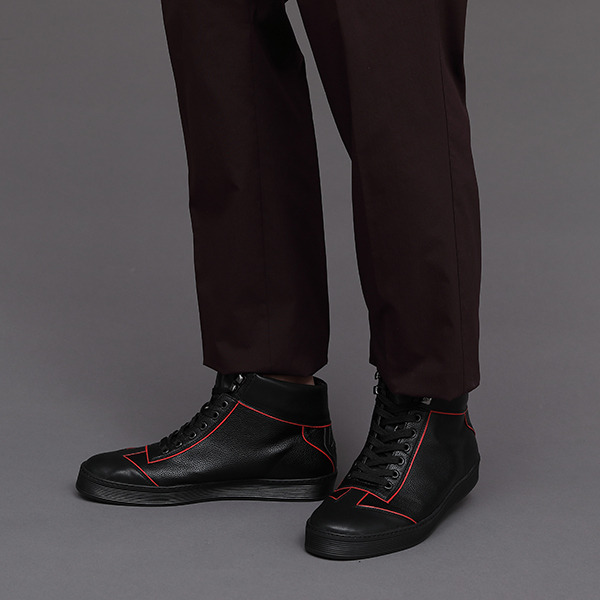 阿良々木暦モデル スニーカー 12,980円(税込)（C）西尾維新／講談社・アニプレックス・シャフト （R）KODANSHA