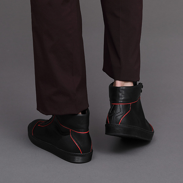 阿良々木暦モデル スニーカー 12,980円(税込)（C）西尾維新／講談社・アニプレックス・シャフト （R）KODANSHA