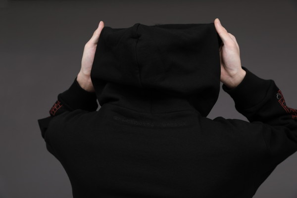 阿良々木暦モデル フーディー 10,780円(税込)（C）西尾維新／講談社・アニプレックス・シャフト （R）KODANSHA