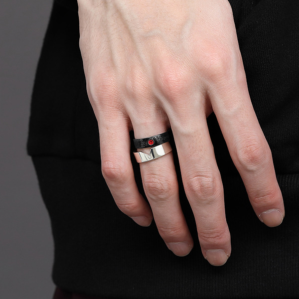 阿良々木暦モデル リングセット 12,980円(税込)（C）西尾維新／講談社・アニプレックス・シャフト （R）KODANSHA