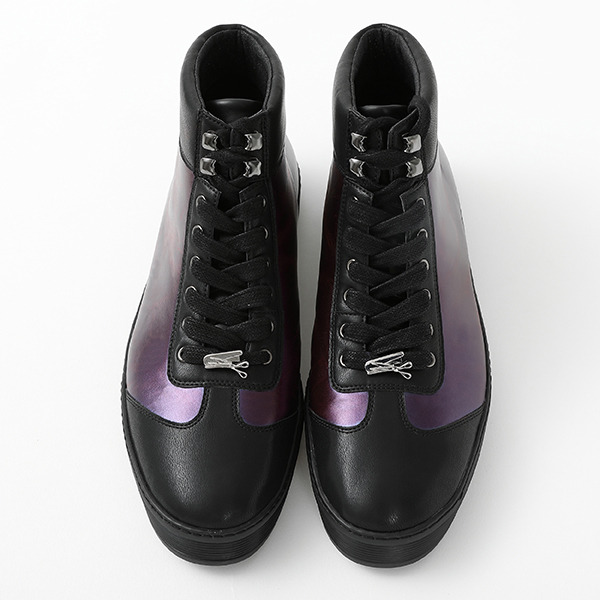 戦場ヶ原ひたぎモデル スニーカー 12,980円(税込)（C）西尾維新／講談社・アニプレックス・シャフト （R）KODANSHA