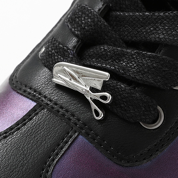 戦場ヶ原ひたぎモデル スニーカー 12,980円(税込)（C）西尾維新／講談社・アニプレックス・シャフト （R）KODANSHA