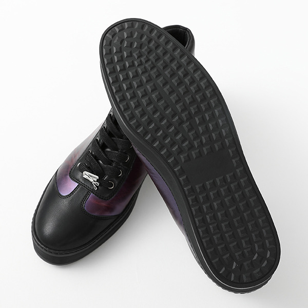 戦場ヶ原ひたぎモデル スニーカー 12,980円(税込)（C）西尾維新／講談社・アニプレックス・シャフト （R）KODANSHA