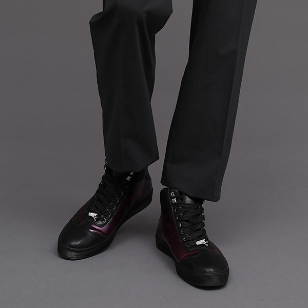 戦場ヶ原ひたぎモデル スニーカー 12,980円(税込)（C）西尾維新／講談社・アニプレックス・シャフト （R）KODANSHA