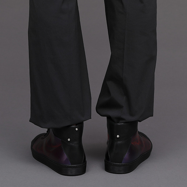 戦場ヶ原ひたぎモデル スニーカー 12,980円(税込)（C）西尾維新／講談社・アニプレックス・シャフト （R）KODANSHA