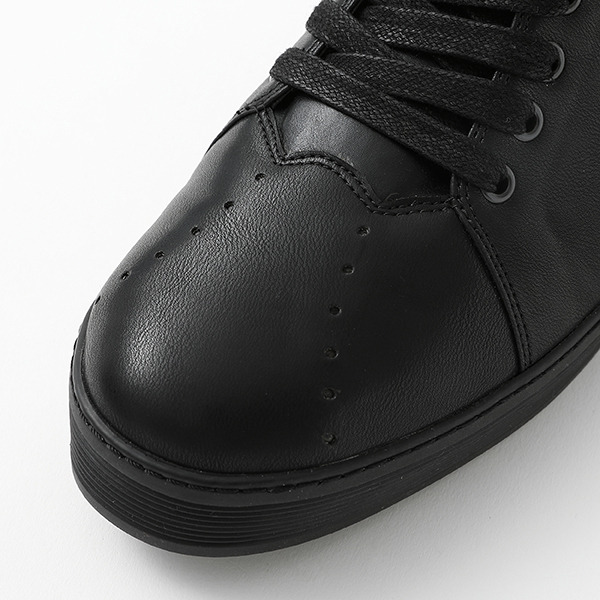 忍野忍モデル スニーカー 12,980円(税込)（C）西尾維新／講談社・アニプレックス・シャフト （R）KODANSHA