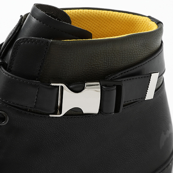 忍野忍モデル スニーカー 12,980円(税込)（C）西尾維新／講談社・アニプレックス・シャフト （R）KODANSHA