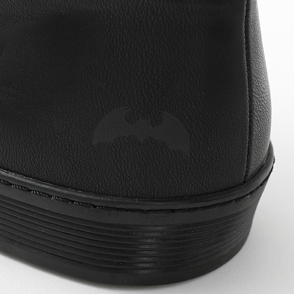 忍野忍モデル スニーカー 12,980円(税込)（C）西尾維新／講談社・アニプレックス・シャフト （R）KODANSHA