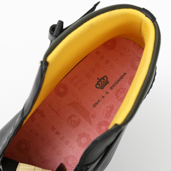 忍野忍モデル スニーカー 12,980円(税込)（C）西尾維新／講談社・アニプレックス・シャフト （R）KODANSHA