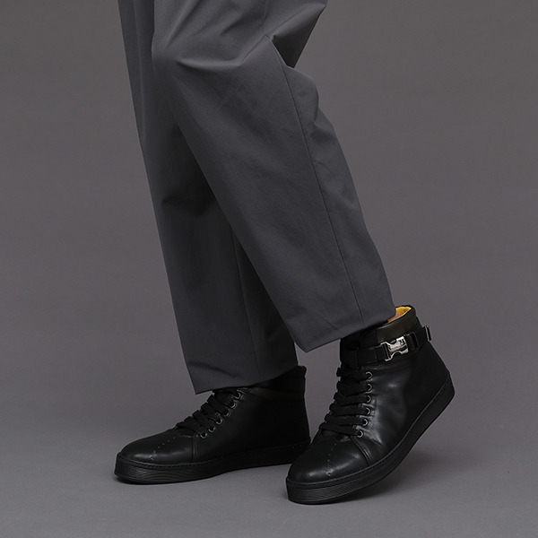 忍野忍モデル スニーカー 12,980円(税込)（C）西尾維新／講談社・アニプレックス・シャフト （R）KODANSHA