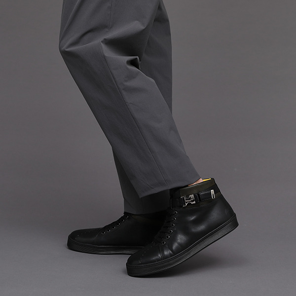 忍野忍モデル スニーカー 12,980円(税込)（C）西尾維新／講談社・アニプレックス・シャフト （R）KODANSHA