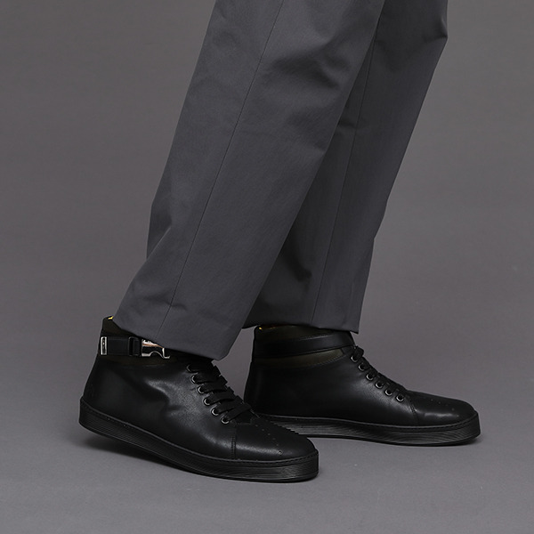 忍野忍モデル スニーカー 12,980円(税込)（C）西尾維新／講談社・アニプレックス・シャフト （R）KODANSHA