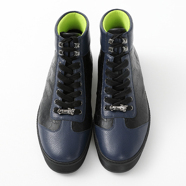 八九寺真宵モデルスニーカー 12,980円(税込)（C）西尾維新／講談社・アニプレックス・シャフト （R）KODANSHA