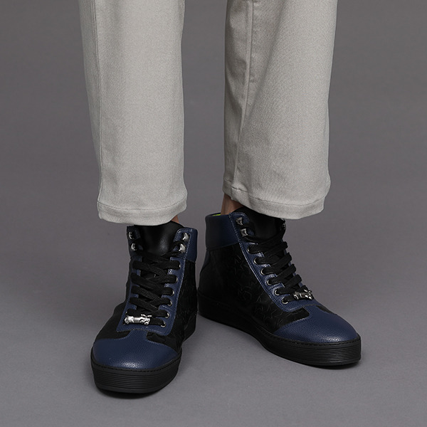 八九寺真宵モデルスニーカー 12,980円(税込)（C）西尾維新／講談社・アニプレックス・シャフト （R）KODANSHA