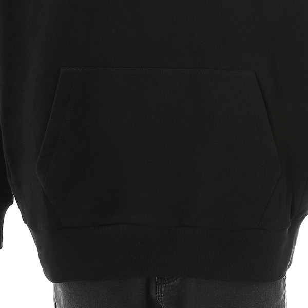 斧乃木余接モデル フーディー 10,780円(税込)（C）西尾維新／講談社・アニプレックス・シャフト （R）KODANSHA