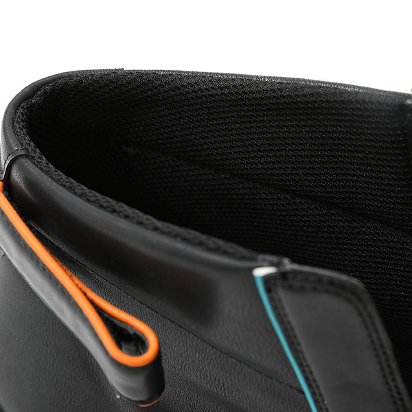 斧乃木余接モデル スニーカー 12,980円(税込)（C）西尾維新／講談社・アニプレックス・シャフト （R）KODANSHA