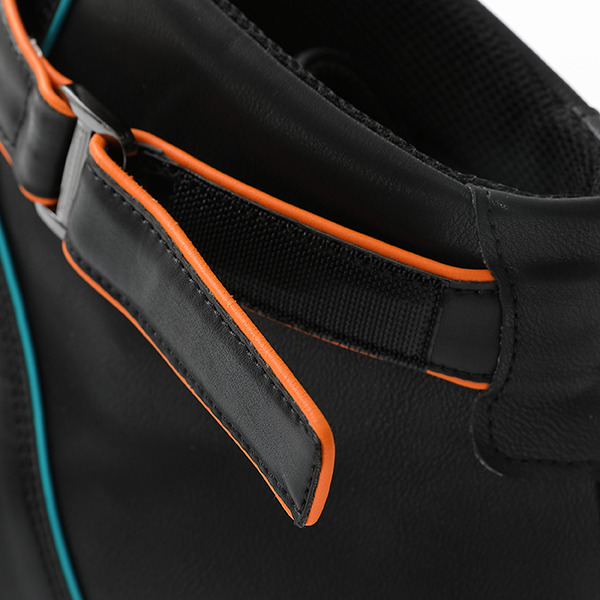 斧乃木余接モデル スニーカー 12,980円(税込)（C）西尾維新／講談社・アニプレックス・シャフト （R）KODANSHA