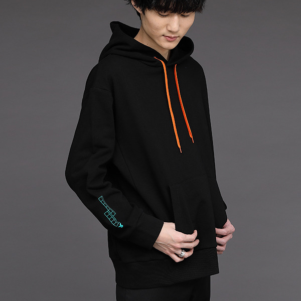 斧乃木余接モデル フーディー 10,780円(税込)（C）西尾維新／講談社・アニプレックス・シャフト （R）KODANSHA