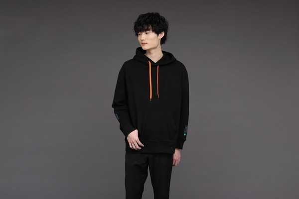 斧乃木余接モデル フーディー 10,780円(税込)（C）西尾維新／講談社・アニプレックス・シャフト （R）KODANSHA