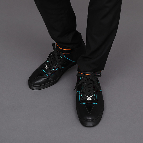 斧乃木余接モデル スニーカー 12,980円(税込)（C）西尾維新／講談社・アニプレックス・シャフト （R）KODANSHA