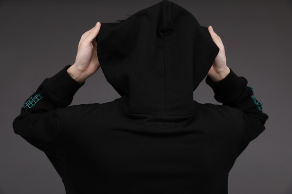 斧乃木余接モデル フーディー 10,780円(税込)（C）西尾維新／講談社・アニプレックス・シャフト （R）KODANSHA