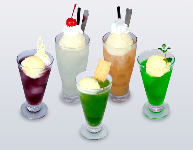 「五等分の花嫁∬ リアルシスターズウォー・again」コラボメニュー一例＝五つ子の5人をイメージしたドリンク各種（C）春場ねぎ・講談社／「五等分の花嫁∬」製作委員会