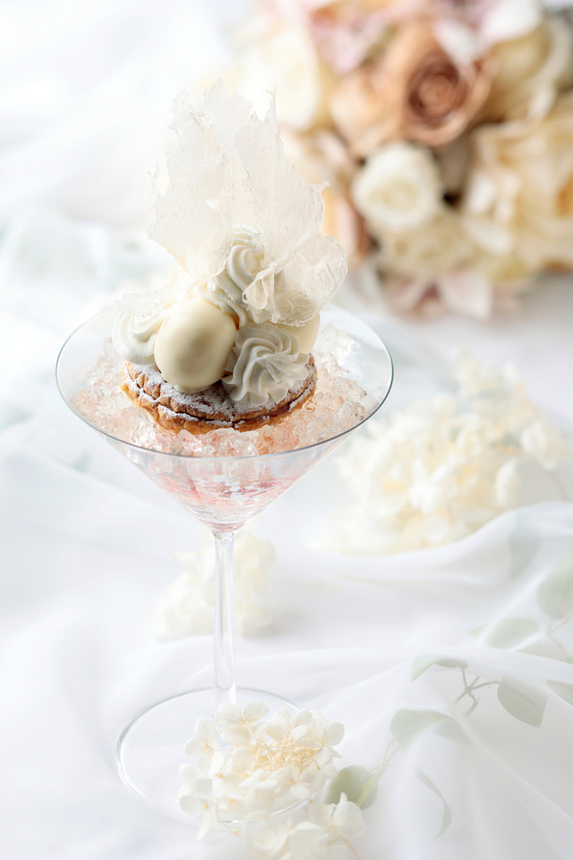 「五等分の花嫁∬ リアルシスターズウォー・again」コラボメニュー一例＝スペシャルパフェ～for Happy Wedding～（C）春場ねぎ・講談社／「五等分の花嫁∬」製作委員会