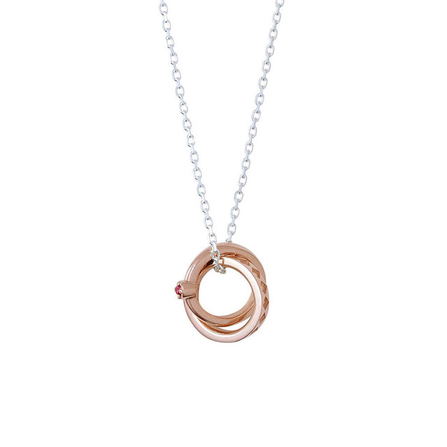 『ディズニー ツイステッドワンダーランド』ハーツラビュル寮　リドル・ローズハート　ツインリングネックレス 14,000円（税抜）(C)Disney