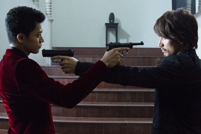 左）小栗旬、右）ジェリー・イェン