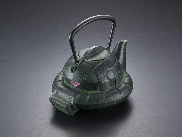 「南部鉄器鉄瓶ZAKU（GREEN）」27,500円（税込）（C）創通・サンライズ