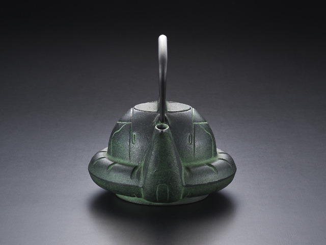 「南部鉄器鉄瓶ZAKU（GREEN）」27,500円（税込）（C）創通・サンライズ