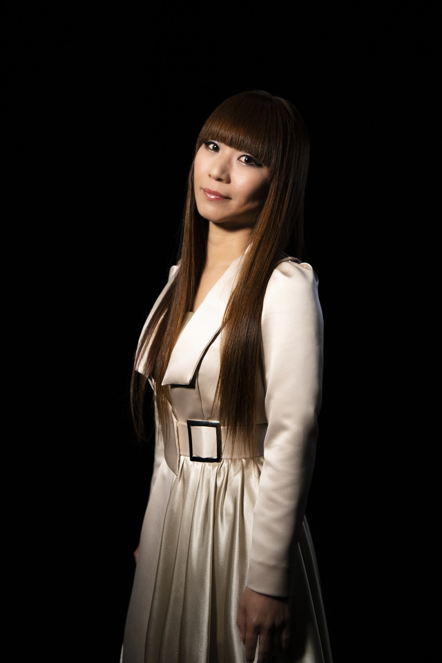 オープニングテーマを歌う彩音（アーティスト写真）