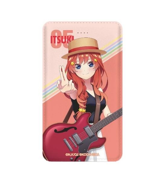 「五等分の花嫁∬ POP UP SHOP in TOWER RECORDS」描き下ろしイラスト ギター演奏ver. モバイルバッテリー（C）春場ねぎ・講談社／「五等分の花嫁∬」製作委員会（R）KODANSHA