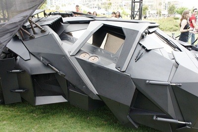 幾何学的なデザインはＴ・バートン版と対照的だ。