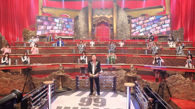 MC：佐藤二朗／『超逆境クイズバトル！！99人の壁アニソン＆ヒット曲…音楽業界のプロ99人をやっつけろSP』（C）フジテレビ