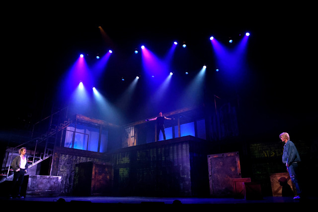 「『BANANA FISH』The Stage -前編-」公開ゲネプロの舞台写真（C）吉田秋生・小学館／「BANANA FISH」The Stage製作委員会