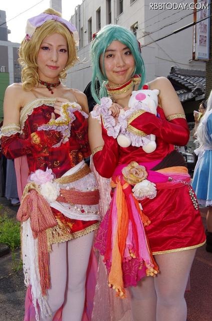 どんなに暑くても、どれだけカメラを向けられようとも、常に笑顔でポージング