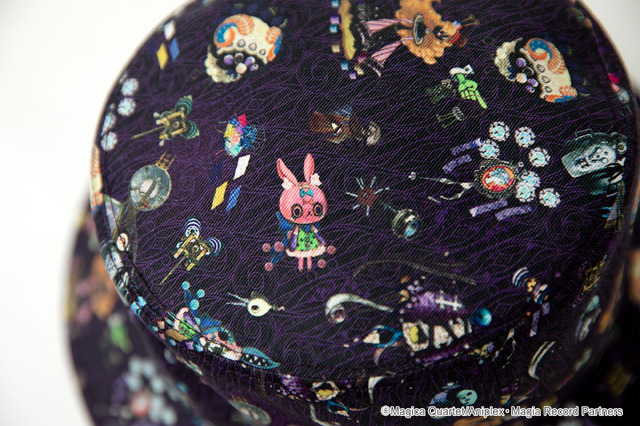 「マギアレコード 魔法少女まどか☆マギカ外伝 × CA4LA 魔女総柄HAT」8800円（税込）（C）Magica Quartet/Aniplex・Magia Record Partners