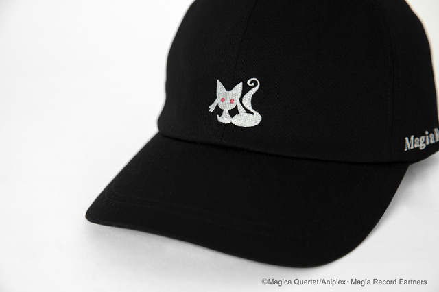 「マギアレコード 魔法少女まどか☆マギカ外伝 × CA4LA 小さなキュゥべえCAP」8250円（税込）（C）Magica Quartet/Aniplex・Magia Record Partners