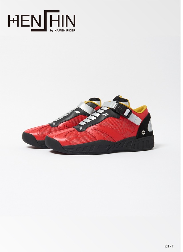 「仮面ライダー龍騎 スニーカー｜HENSHIN by KAMEN RIDER」（C）石森プロ・東映