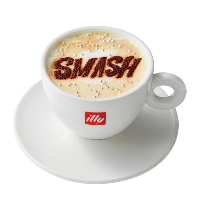 オールマイトのSMASH（スマッシュ）カプチーノ（990円）（C）堀越耕平／集英社