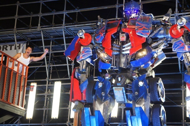 横浜に高さ7mオプティマスプライム、6mバンブルビー到着　トランスフォーマー博スタート