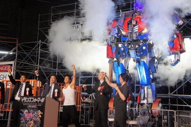 横浜に高さ7mオプティマスプライム、6mバンブルビー到着　トランスフォーマー博スタート