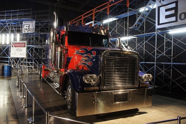 横浜に高さ7mオプティマスプライム、6mバンブルビー到着　トランスフォーマー博スタート